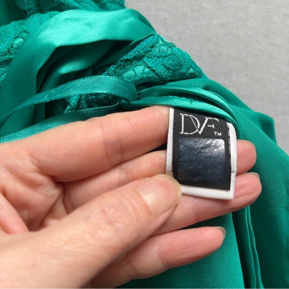 Diane von Furstenberg Derbette Wrap Lace Dress Sz 4 - Picture 5 of 10